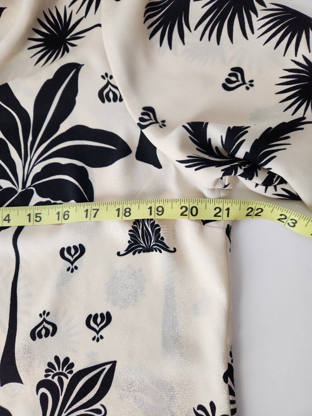 CABI Marrakesh Blouse Cream Black palm tropical floral borders  Sz M #6625 - Picture 9 of 13